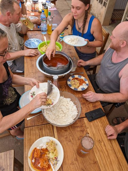 Mittagessen im Hof.jpg